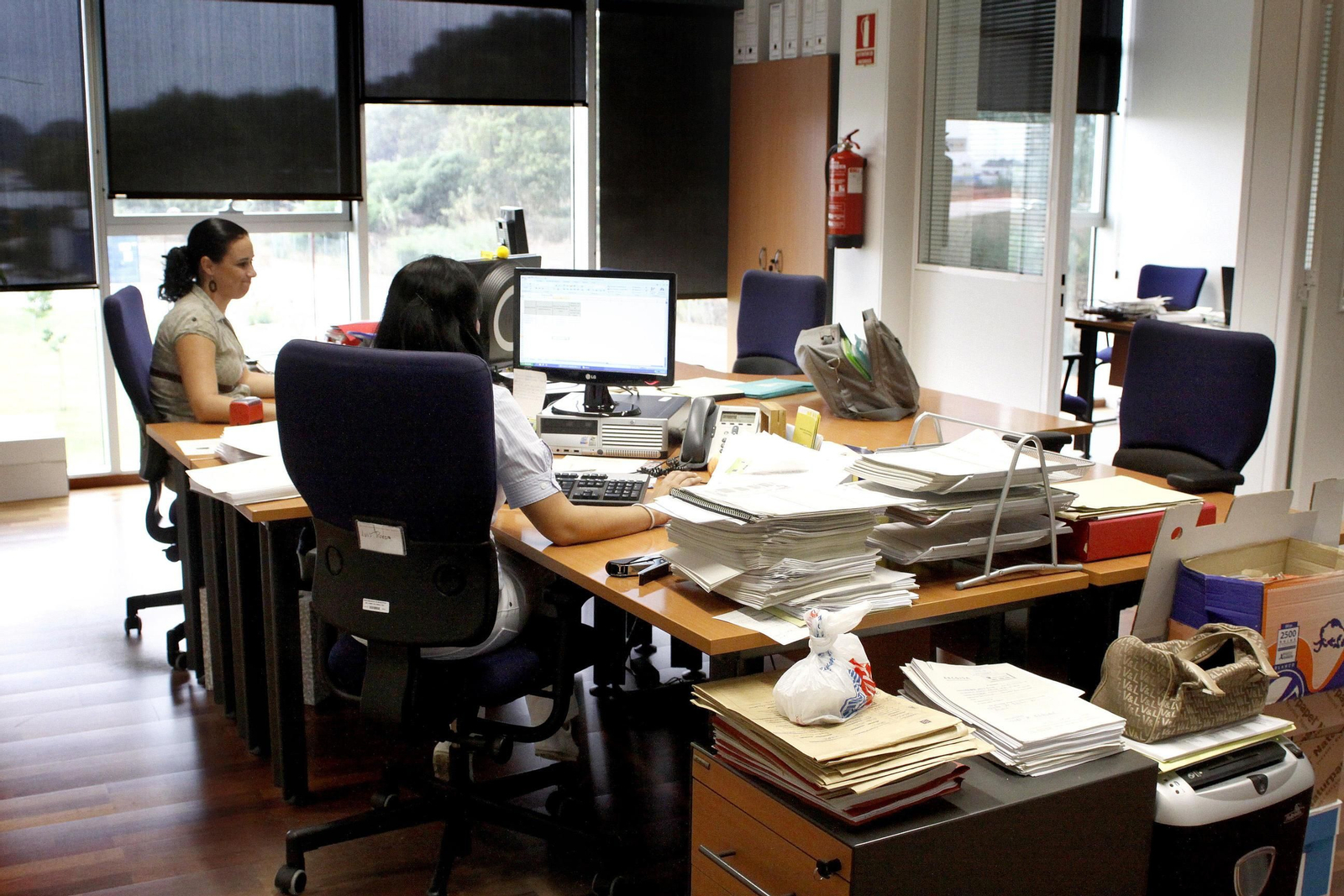 Empleadas de Mancomunidad realizan su trabajo en el interior de una de las oficinas del edificio de Los Barrios.