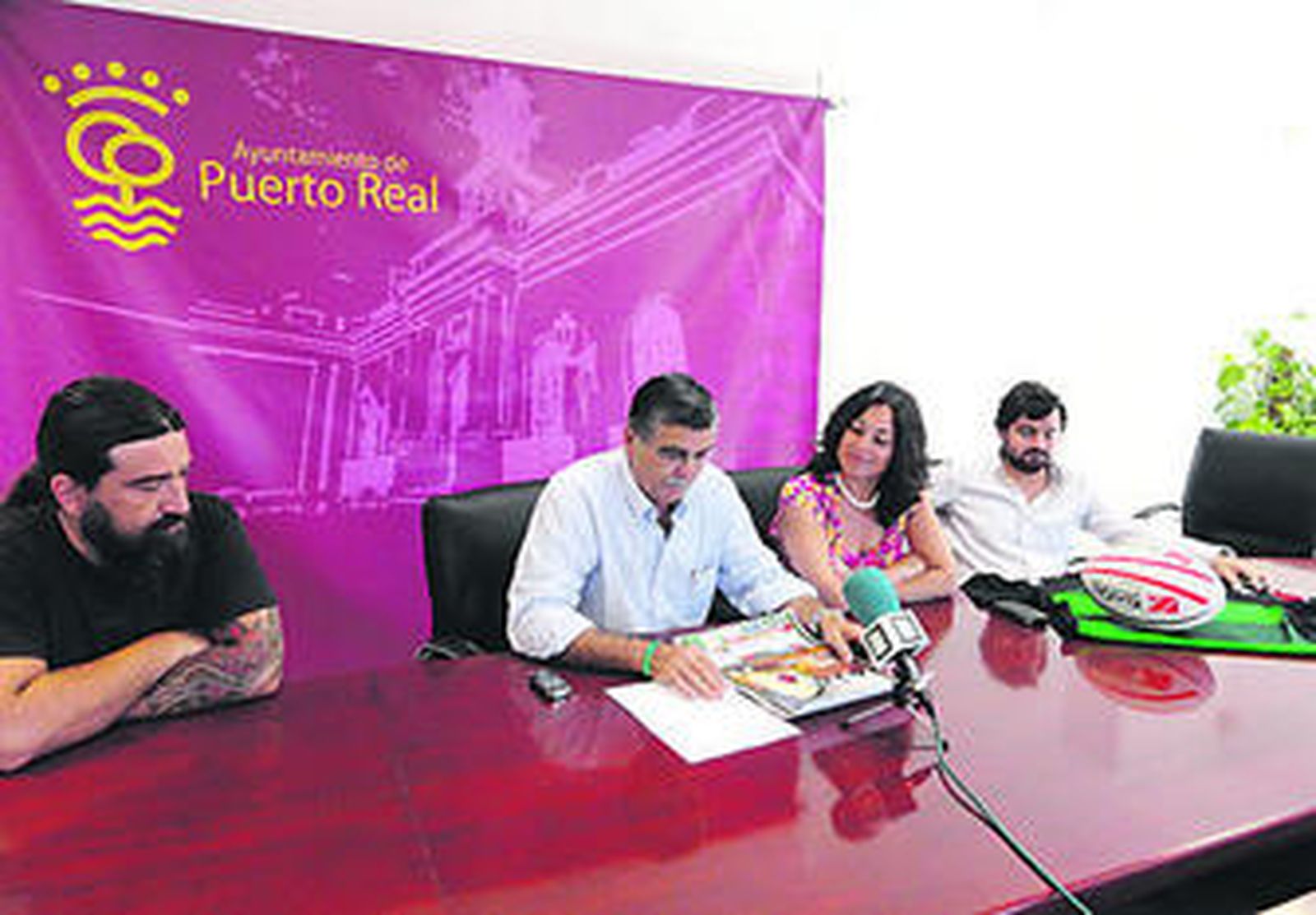 Los organizadores del evento durante su presentación.