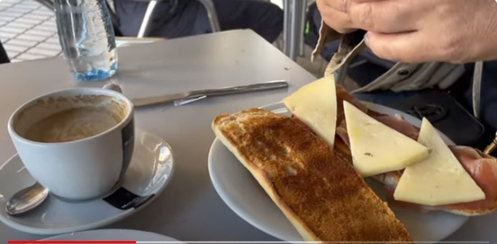Un chollo para los cruceristas que llegan a Cádiz: Por 7,50 euros, capuchino y dos tostadas con queso, aceite de oliva y jamón serrano