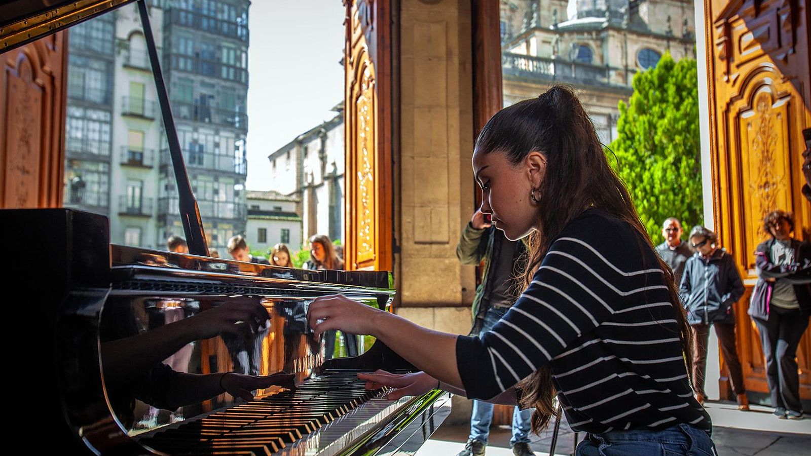 Pianista que participó en el segundo de los conciertos de piano en la calle.