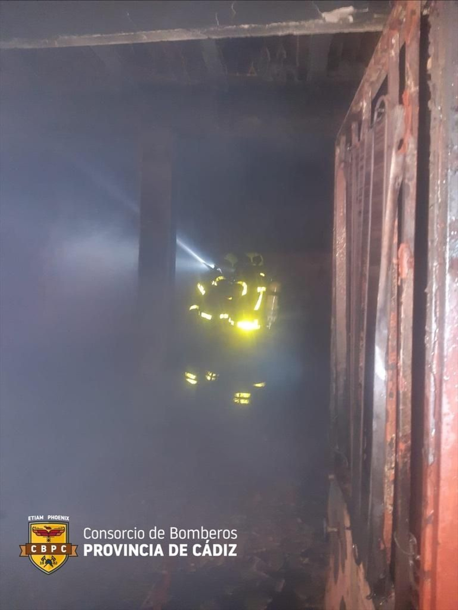Los bomberos en el interior de la vivienda durante la extinción del fuego.