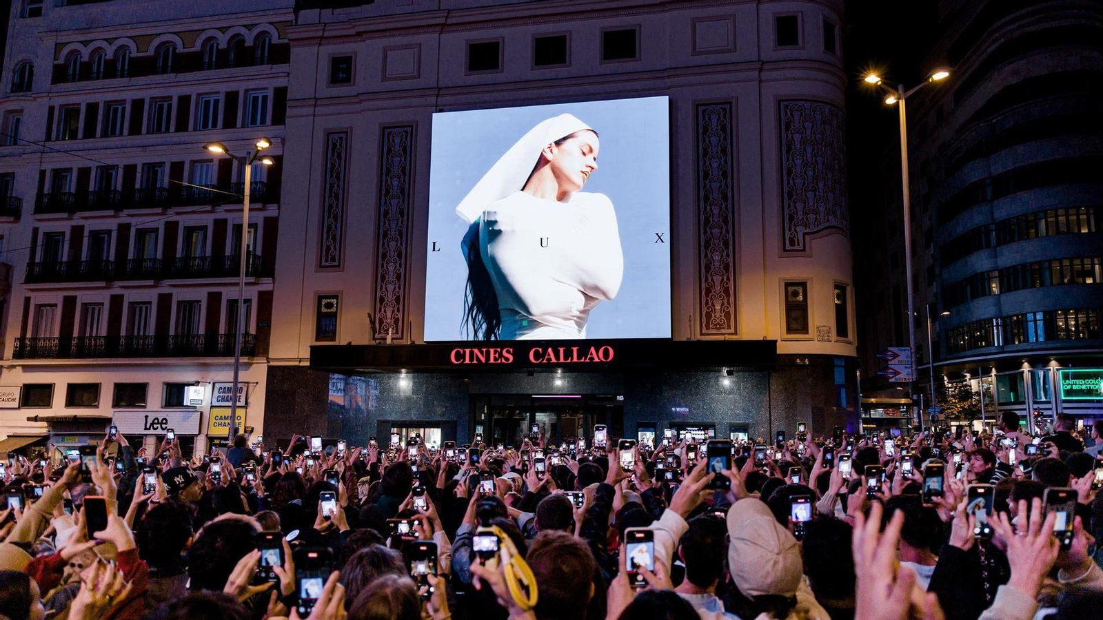 La portada de 'Lux' proyectada en la plaza de Callao de Madrid