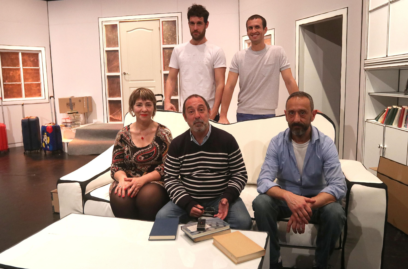 El reparto de la obra posa para una fotografía junto a su director.