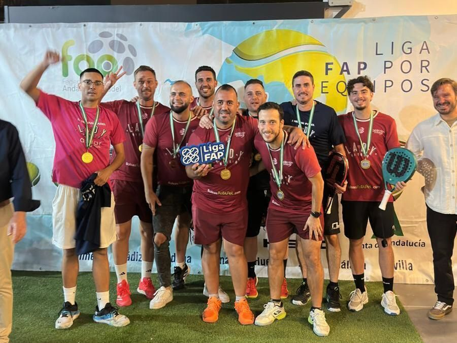 Los jugadores del equipo almeriense posan con el título conseguido en Jerez de la Frontera.