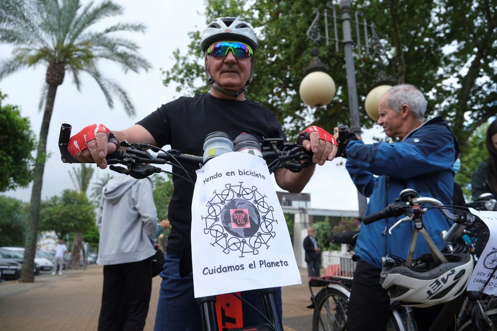 La 'bicifestación' para celebrar el Día de la Tierra en Córdoba, en imágenes