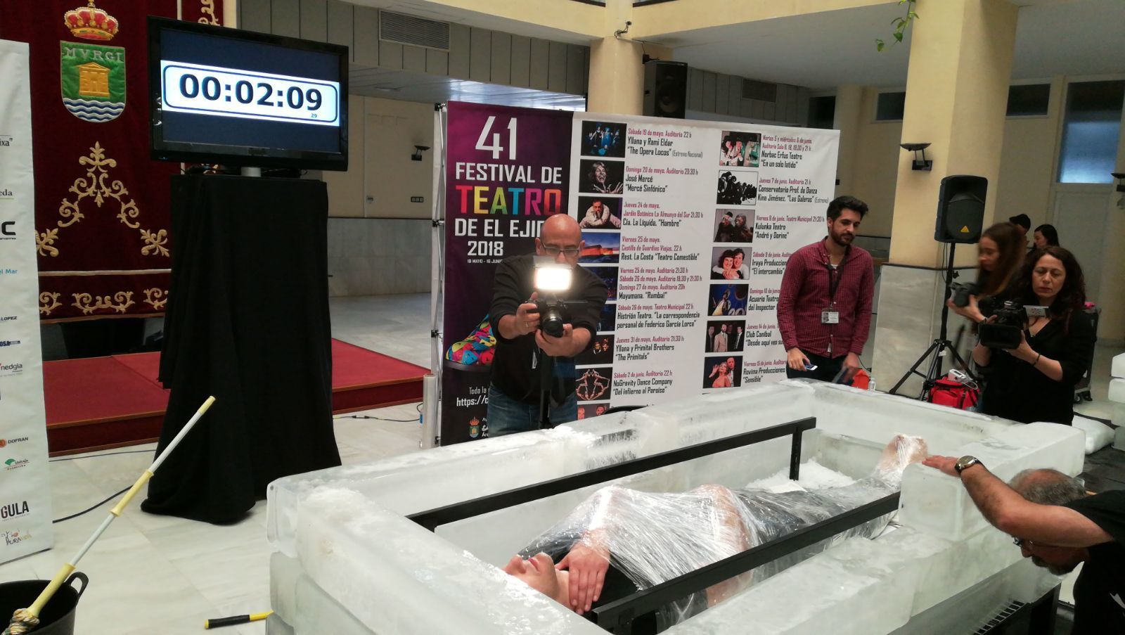 Alfred Cobami inicia en El Ejido su intento de batir el récord de permanencia en un sarcófago de hielo