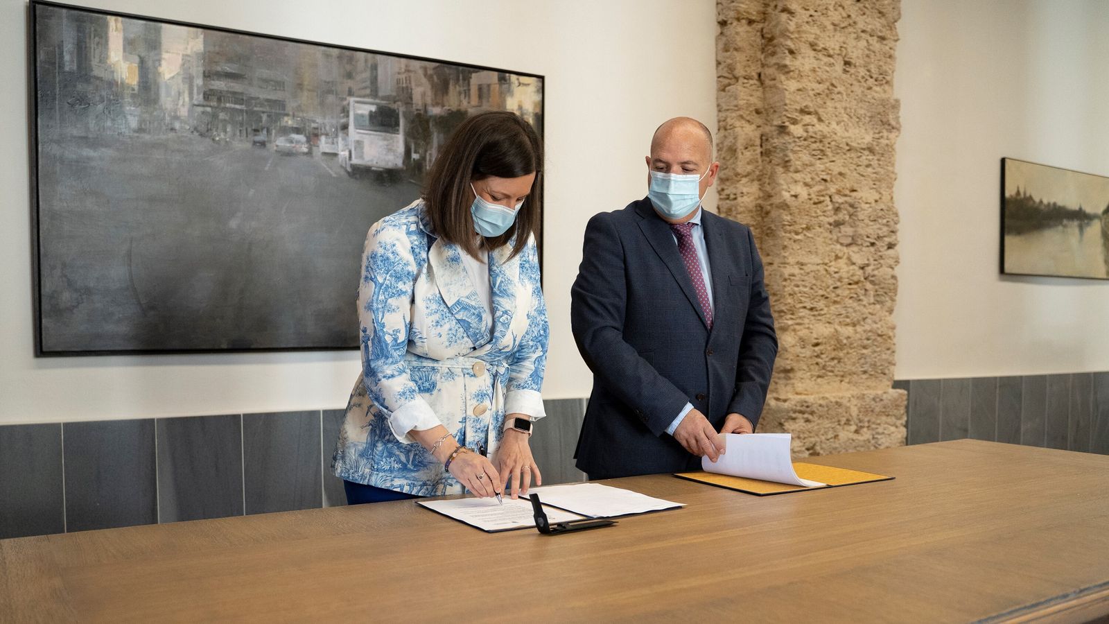 La alcaldesa, Patricia Cavada, y el presidente del Consejo de Hermandades y Cofradías, Manuel Antonio García López, durante la firma del acuerdo.