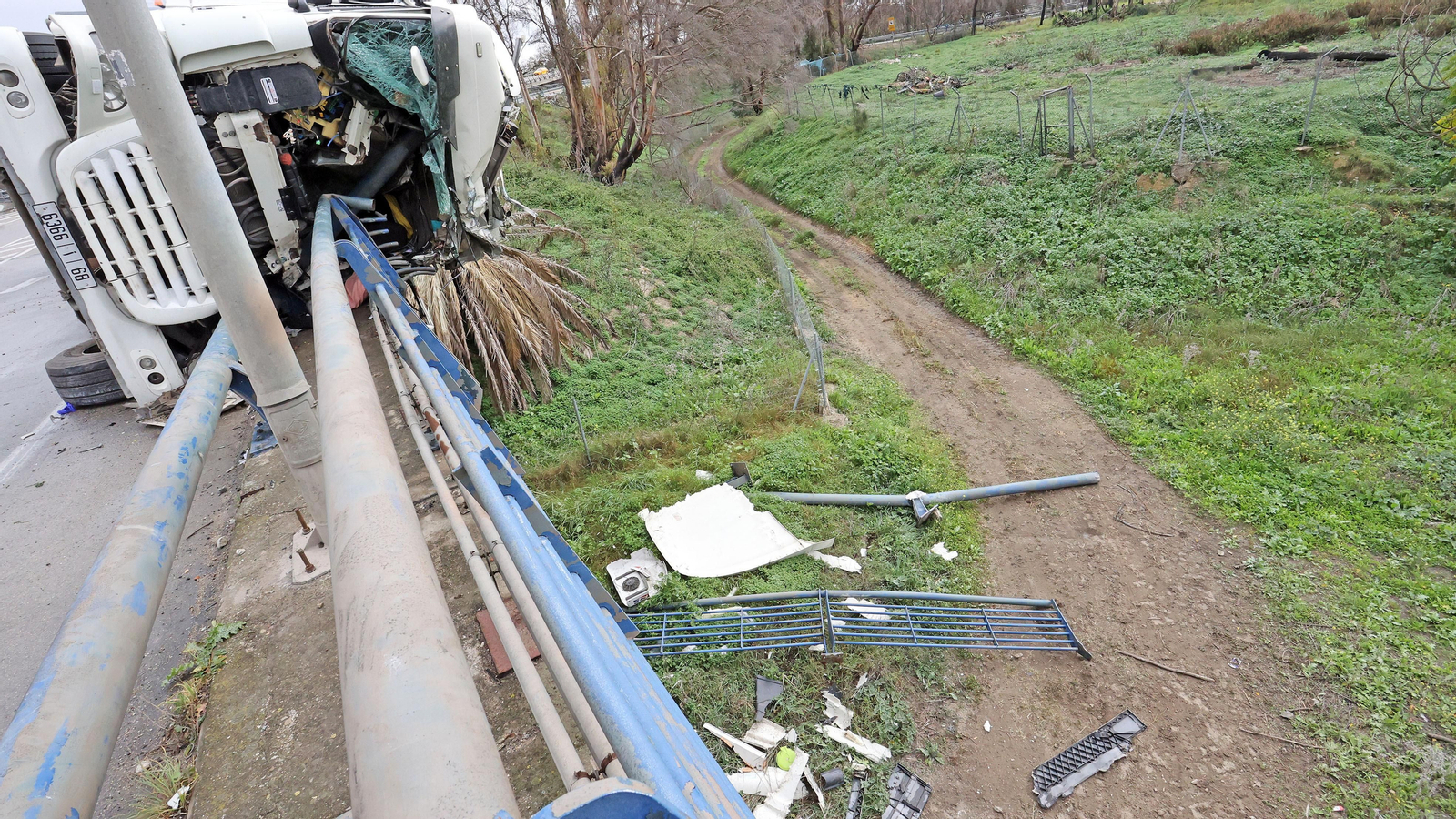 Accidente de un camión en la A-2004 junto a la salida de la autopista de La Cartuja
