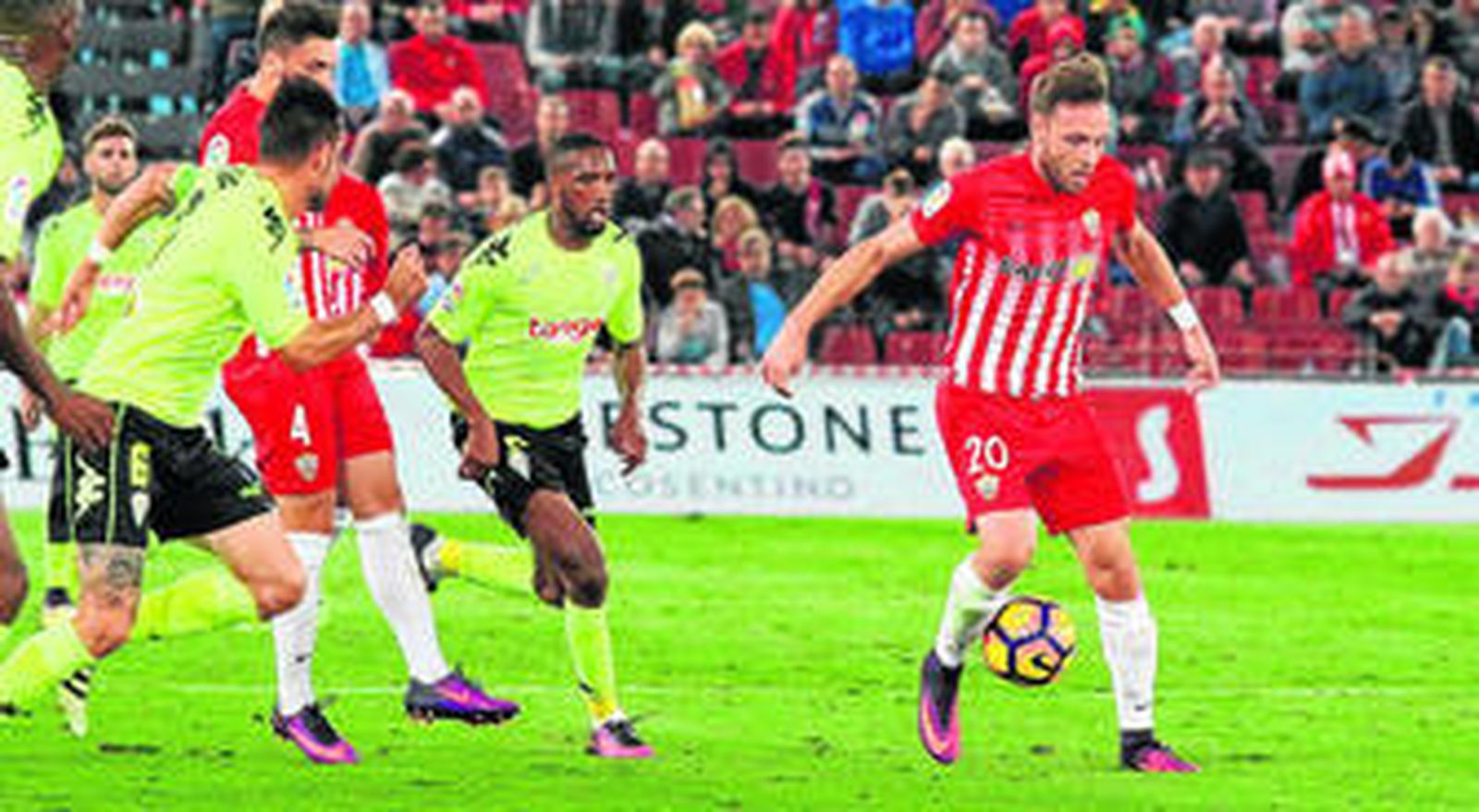 José Ángel se hace con el balón en el centro del campo.