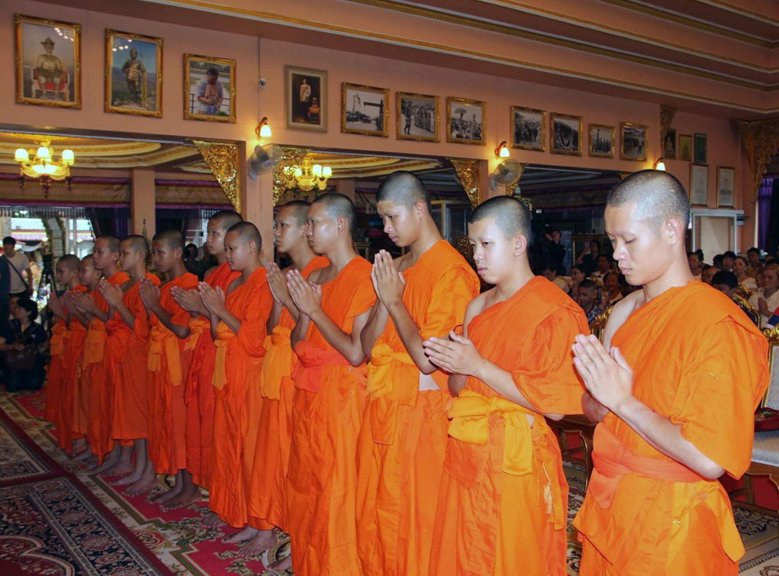 Los niños de  la cueva ya son monjes budistas