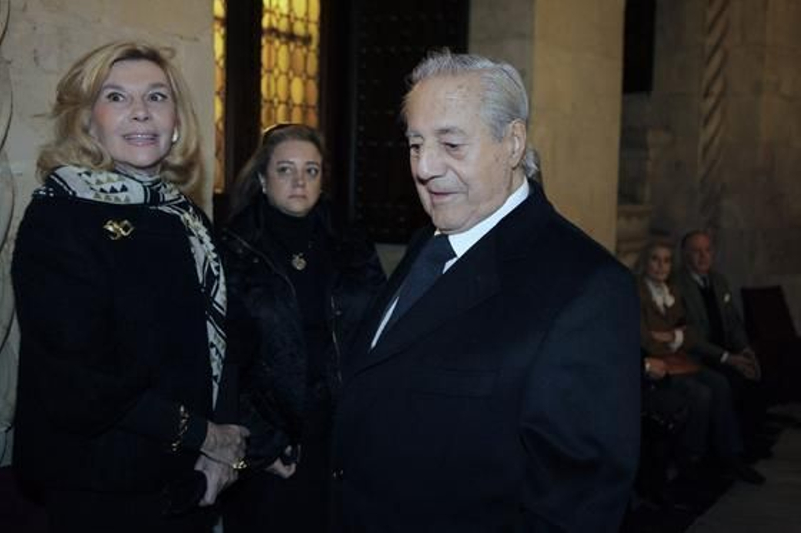 Litri y su esposa asistieron al velatorio del maestro sevillano.

Foto: Antonio Pizarro