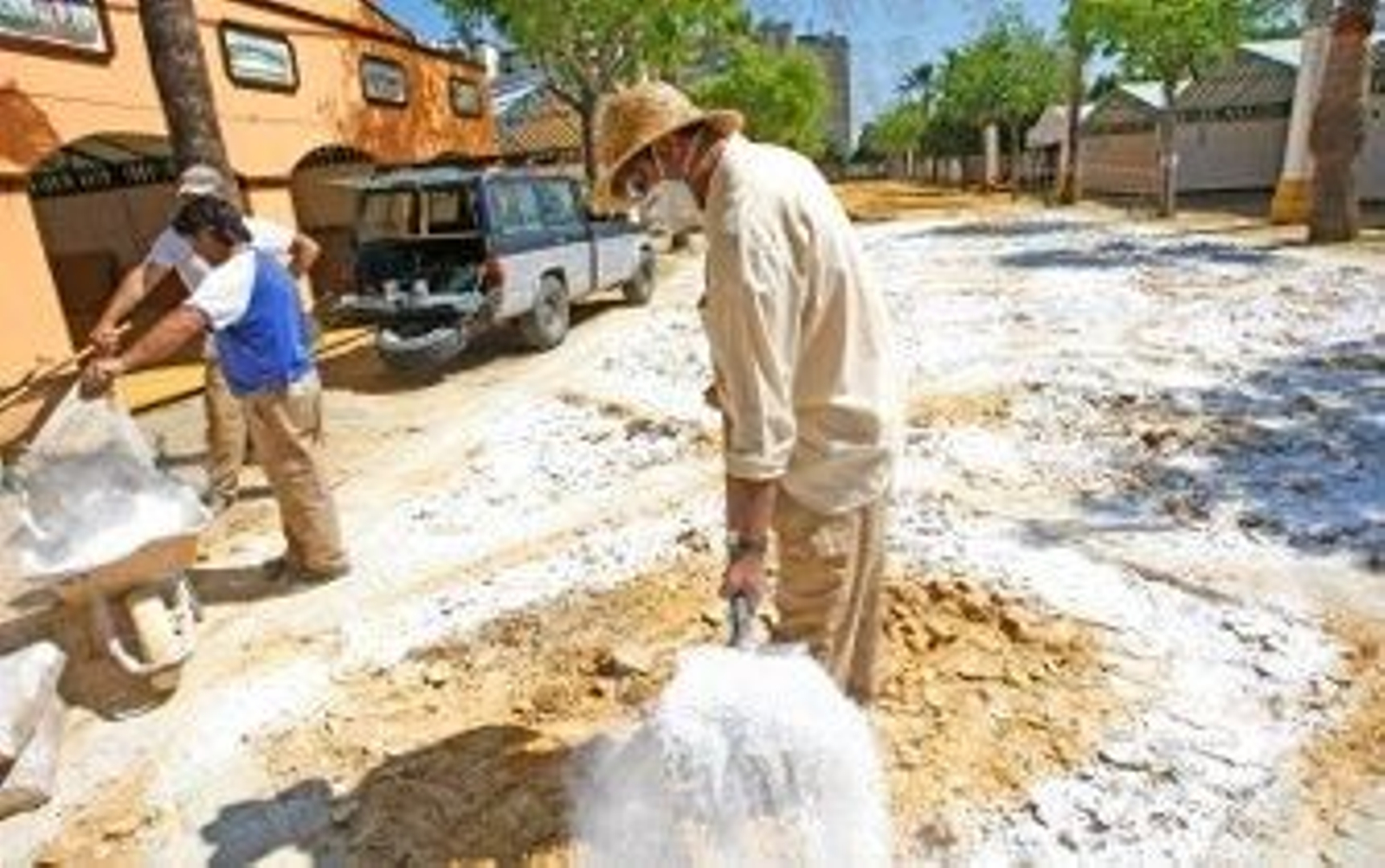 El recinto ferial ya ha recibido 25 toneladas de albero y 5 de cal