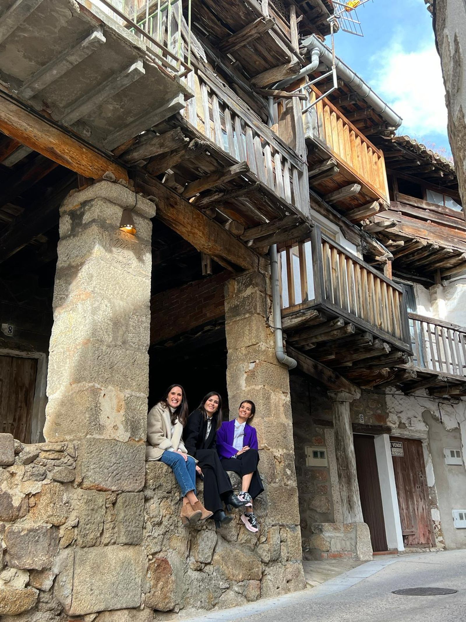Las tres presentadoras de Pedro Bernardo en una de las calles de la población