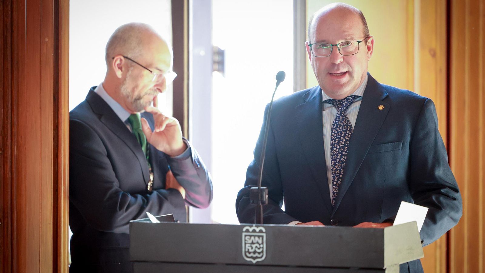 Antonio García Falla, el orfebre que ha realizado la corona de la Esperanza de San Fernando