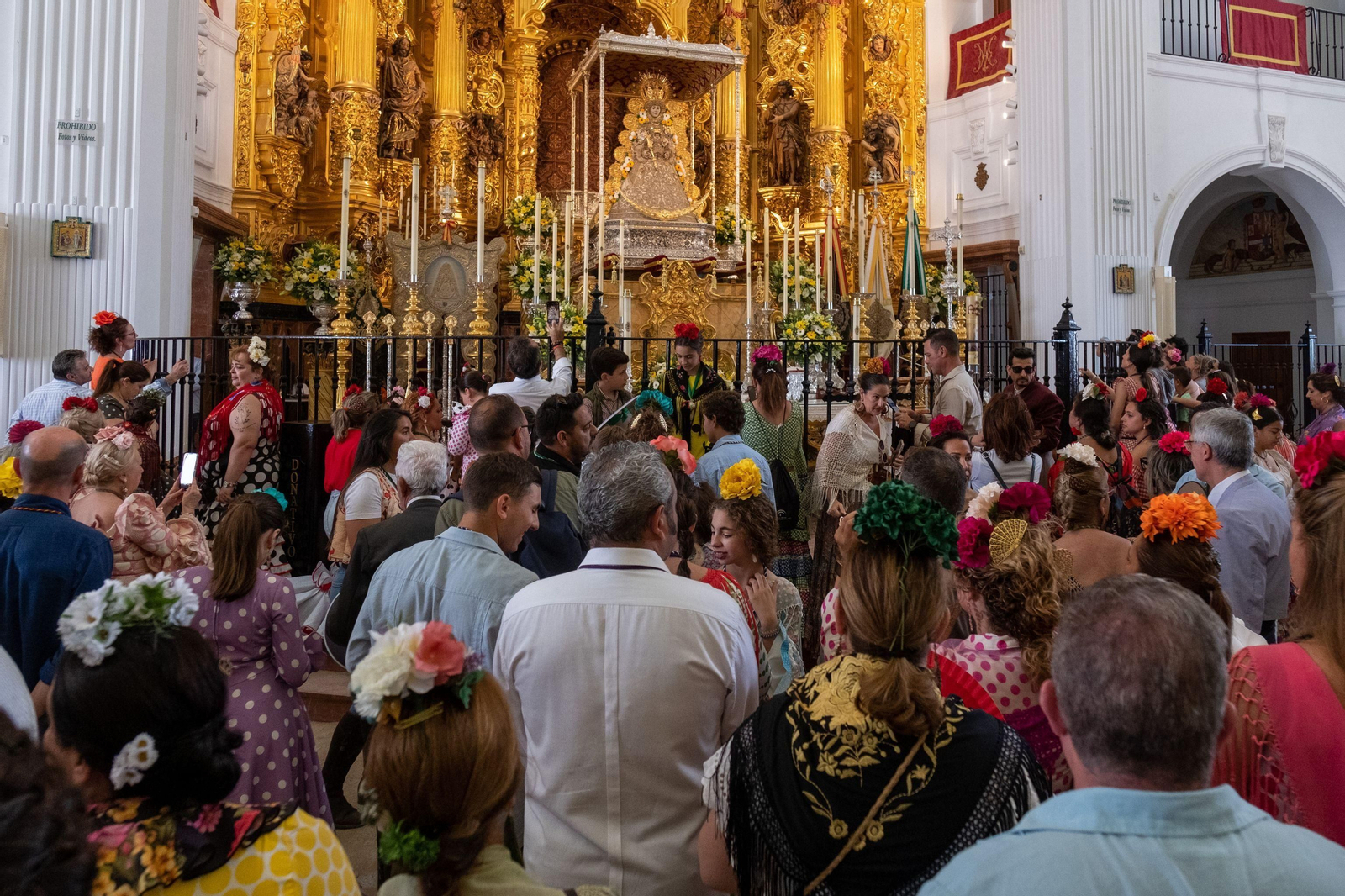 La Virgen del Rocío recibe la visita de cientos de devotos la pasada romería.