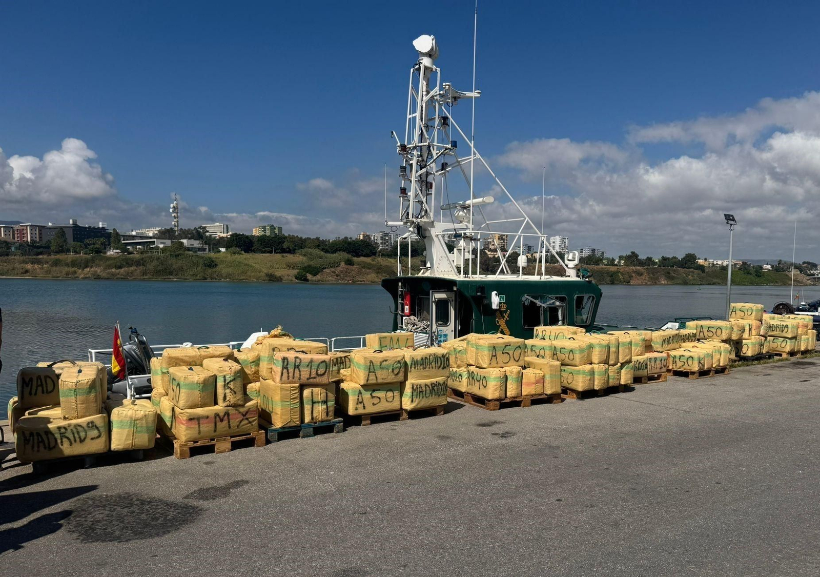 Frados de hachís recuperados por la Guardia Civil al abortar dos alijos en aguas del Estrecho.