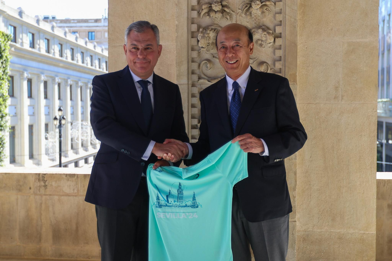 José Luiz Sanz presenta la camiseta de la Maratón junto al CEO de Asics, Yasuhito Hirota.