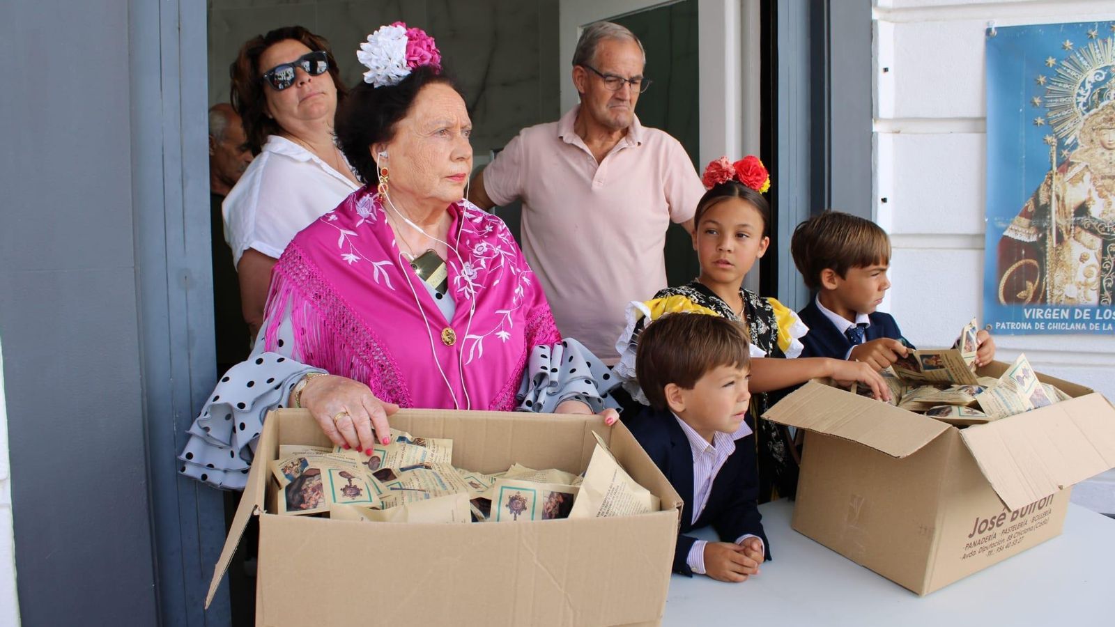 Manolita Fernández, ayudada por sus nietos. Manolita Fernández, ayudada por sus nietos.