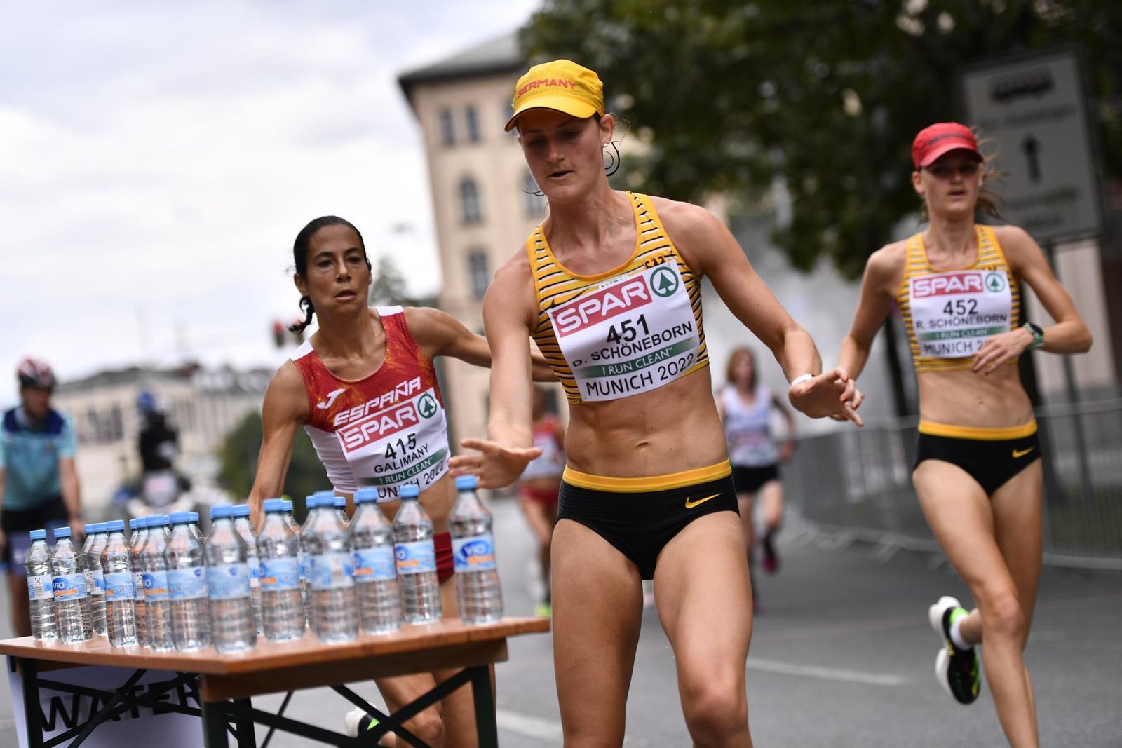 Marta Galimany, primera española, coge una botella de agua para hidratarse.