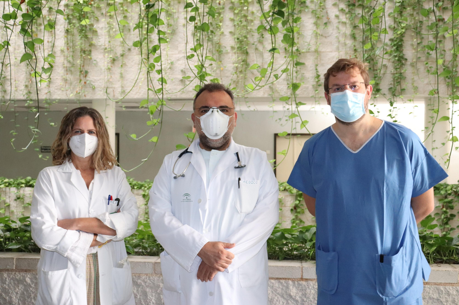 Los especialistas de la Unidad de Enfermedades Autoinmunes del Hospital Universitario Juan Ramón Jiménez. Ignacio Martín (en el centro), Cristina Borrachero  y Francisco Muñoz.