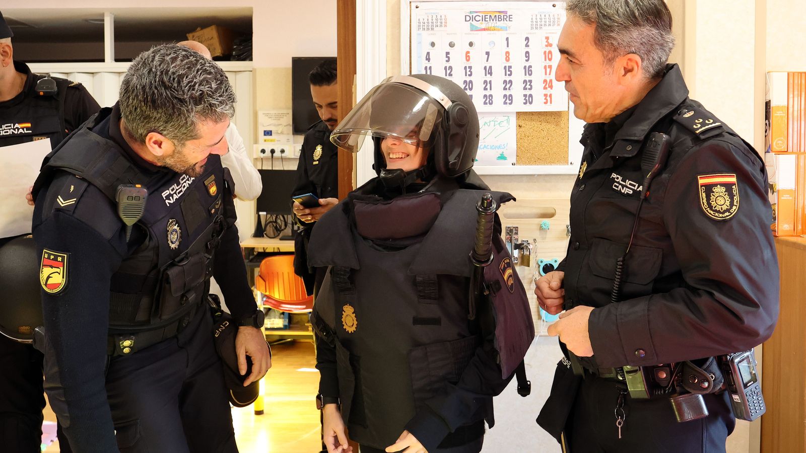 La Policía Nacional de Jerez con los niñ@s hospitalizados en el Hospital Universitario