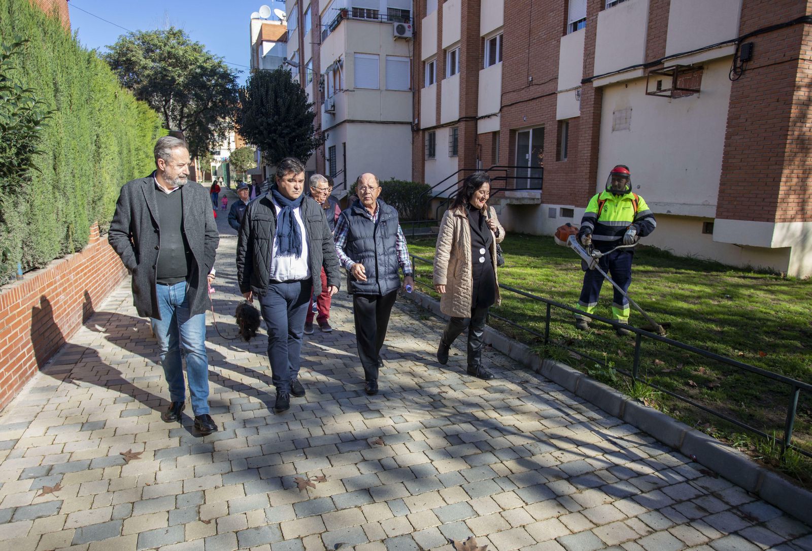 El alcalde, Gabriel Cruz, visita las obras de rehabilitación en Santa Marta.