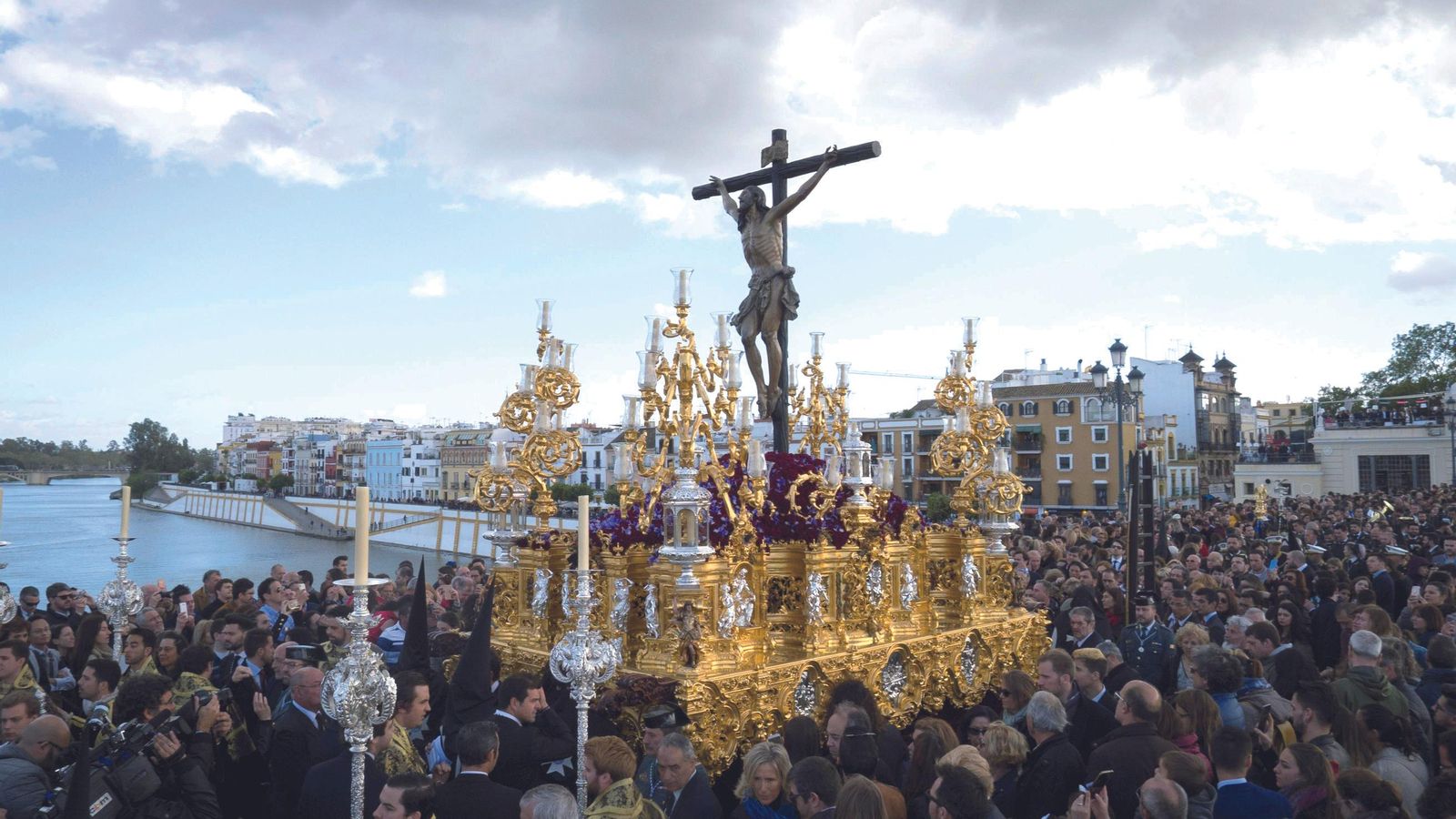 La Hermandad de El Cachorro se adentra en Sevilla
