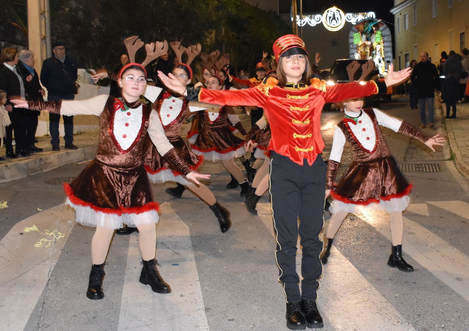 Macael desborda ilusión en la visita de los Reyes Magos: la cabalgata, en imágenes