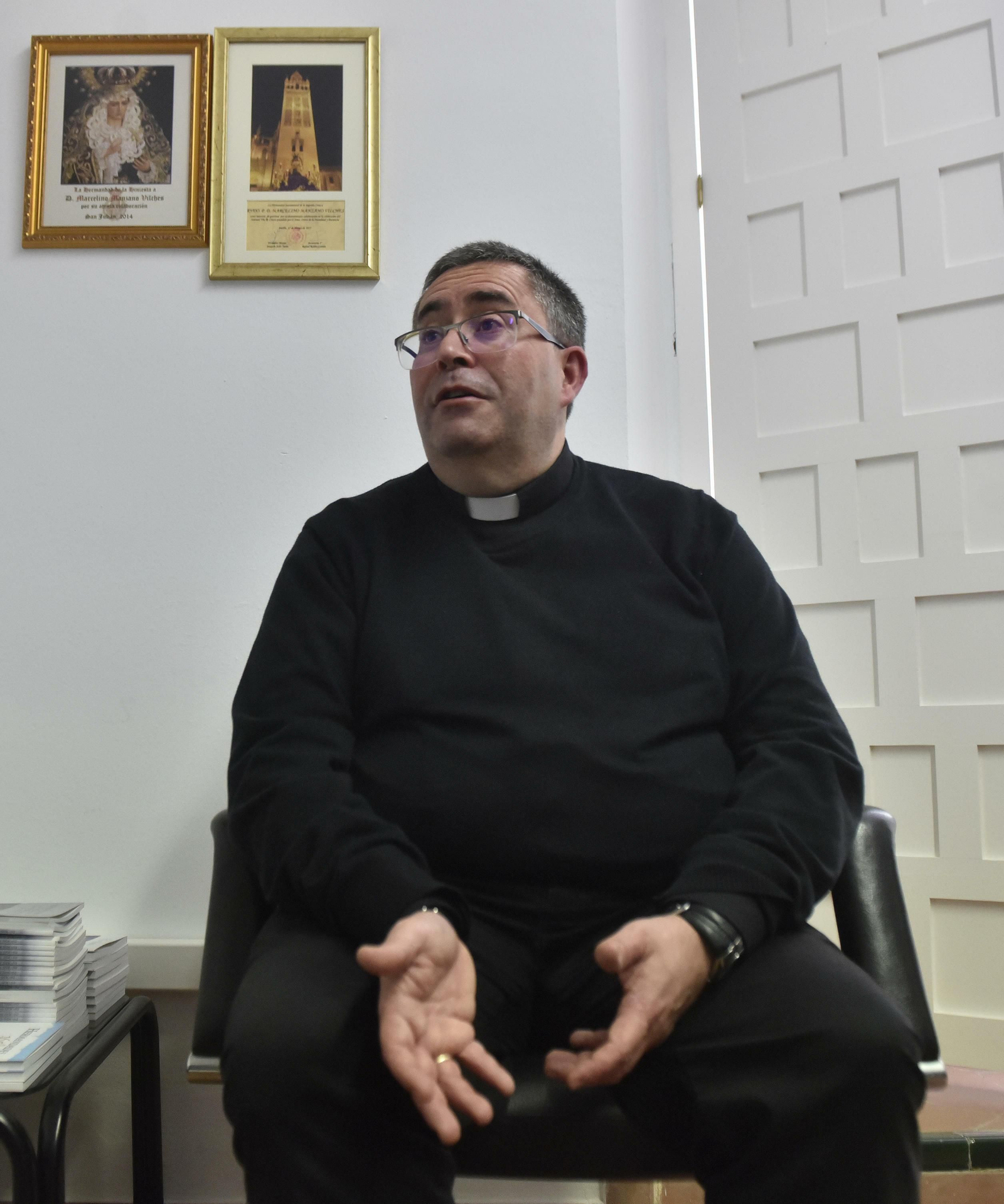 Marcelino Manzano gesticula durante la entrevista.