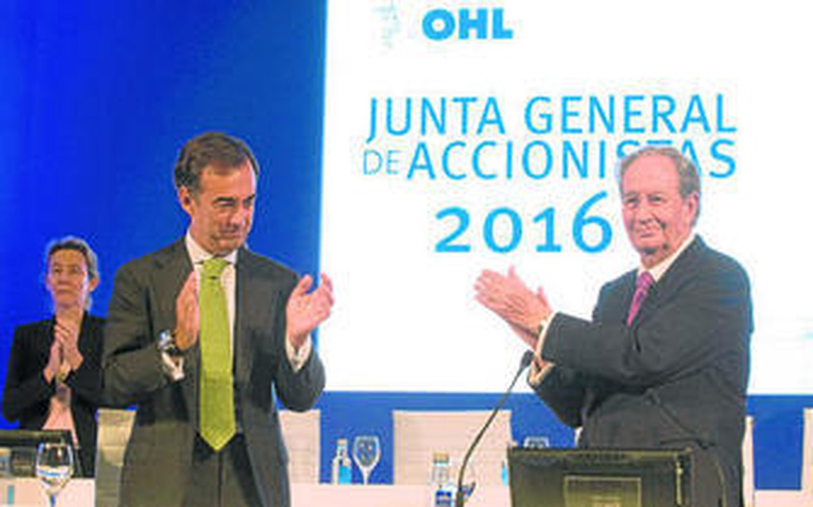 Juan Miguel Villar Mir -derecha- aplaude a su hijo y sucesor -izquierda- en la junta general de acccionistas tras anunciar ayer el inminente relevo.