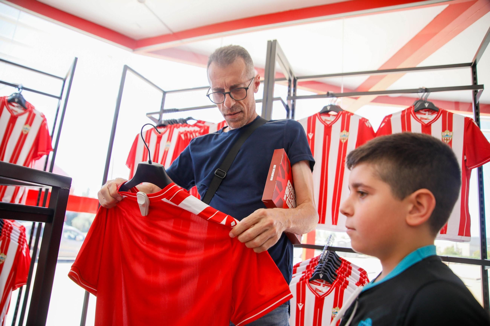 Las imágenes de la campaña de abonos de la UDA y apertura de la tienda del club