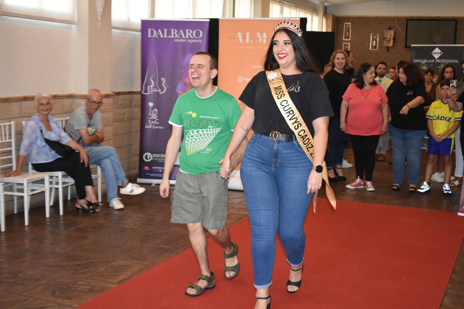 Un momento del taller de modelaje inclusivo con usuarios de Afemen.