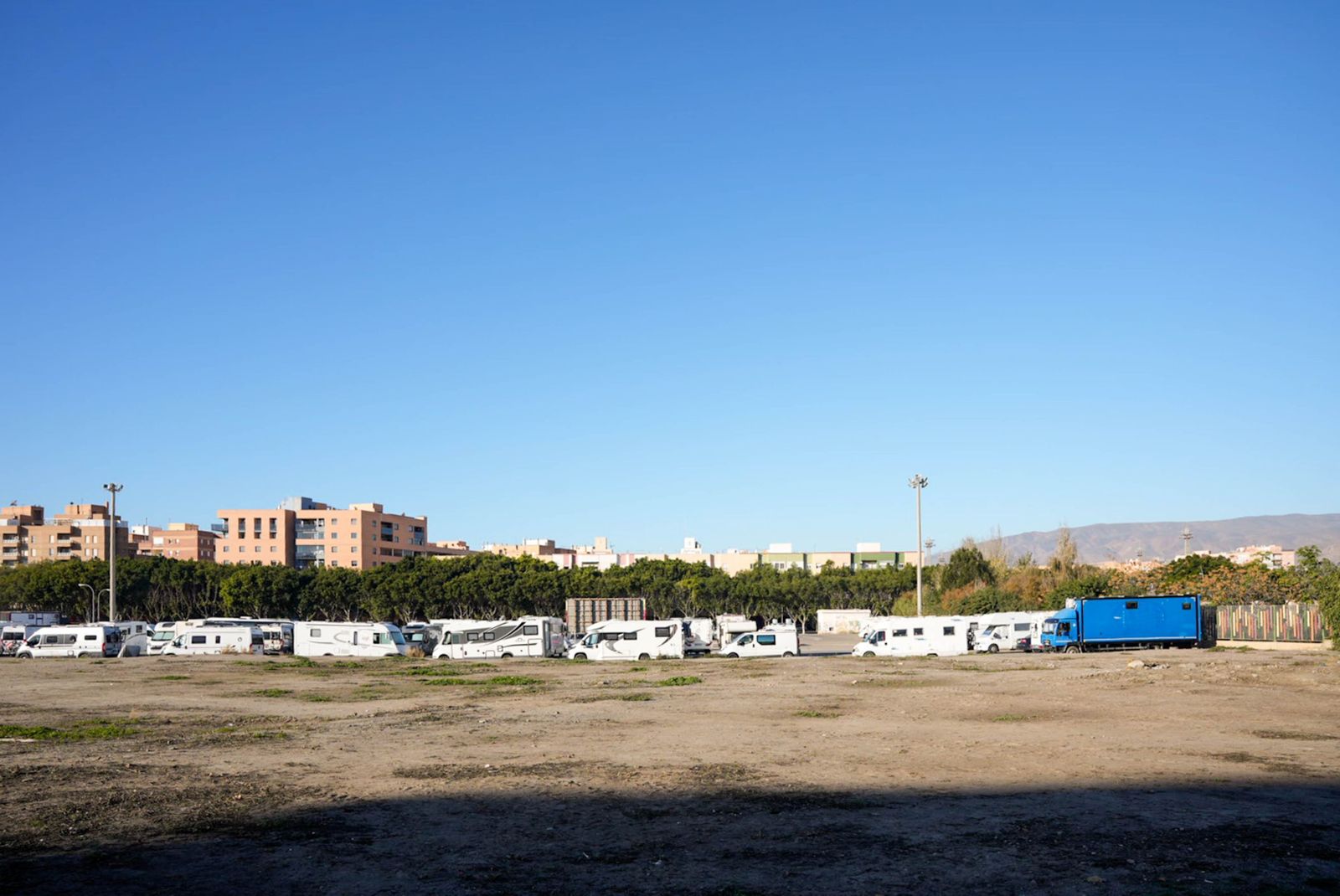 Autocaravanas forman un "barrio" junto al Auditorio Maestro Padilla.