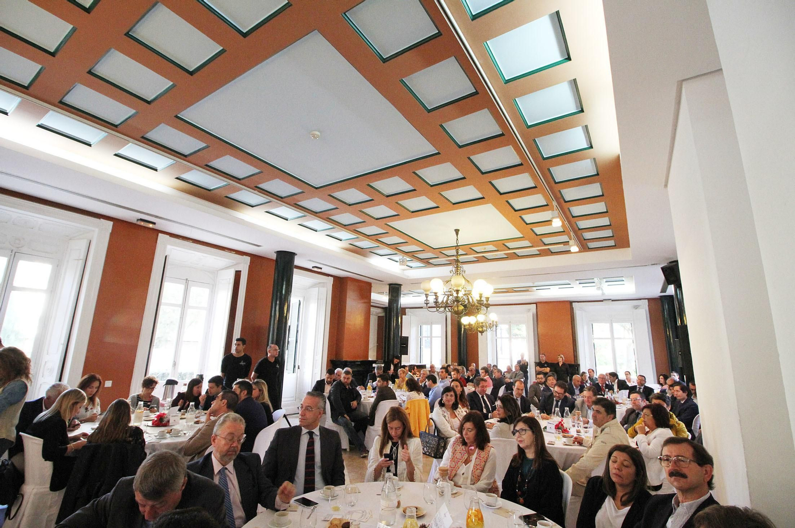 Imágenes de la conferencia y desayuno-coloquio de Gabriel Cruz, alcalde de Huelva