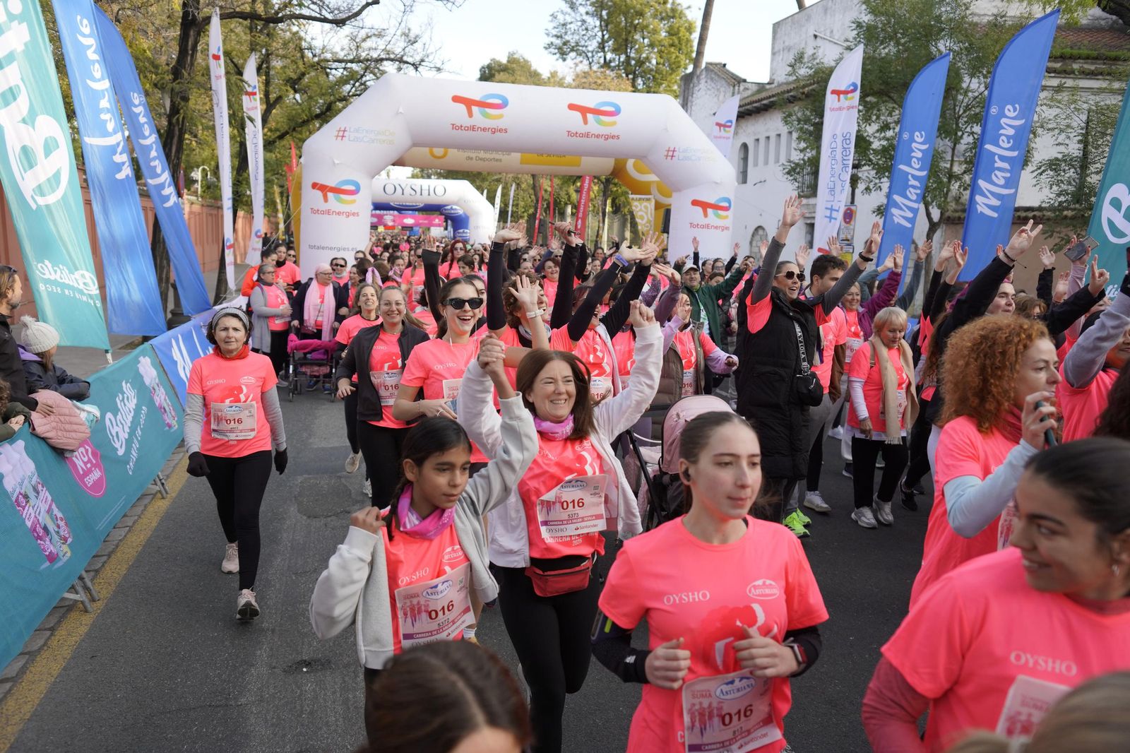 Búscate en las fotos de la Carrera de la Mujer de Sevilla