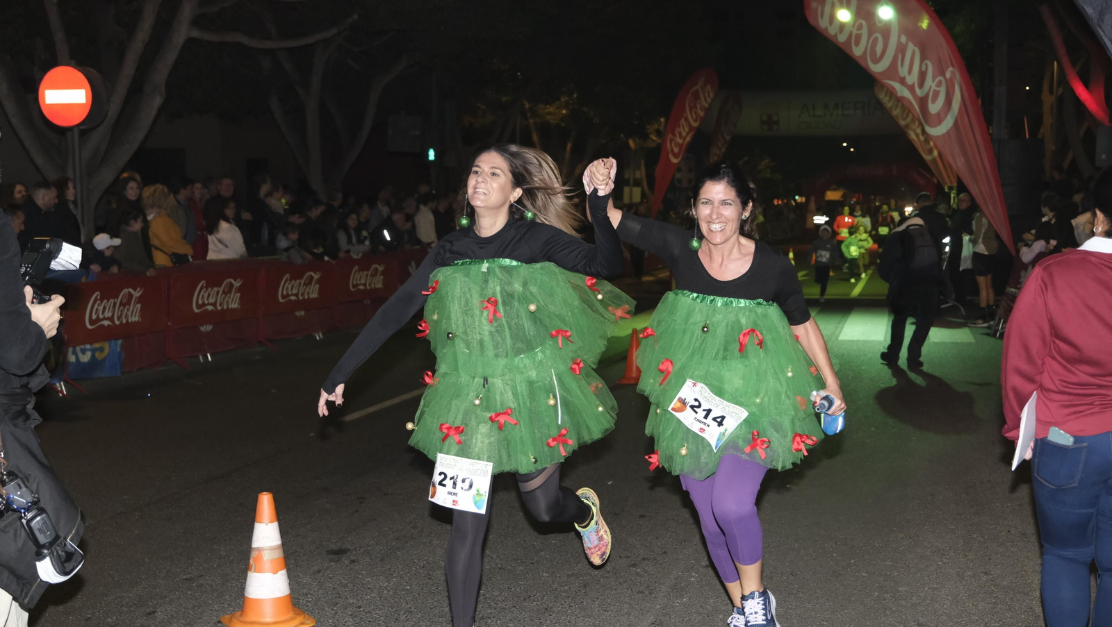 Imágenes de la XIV edición de la San Silvestre de Almería