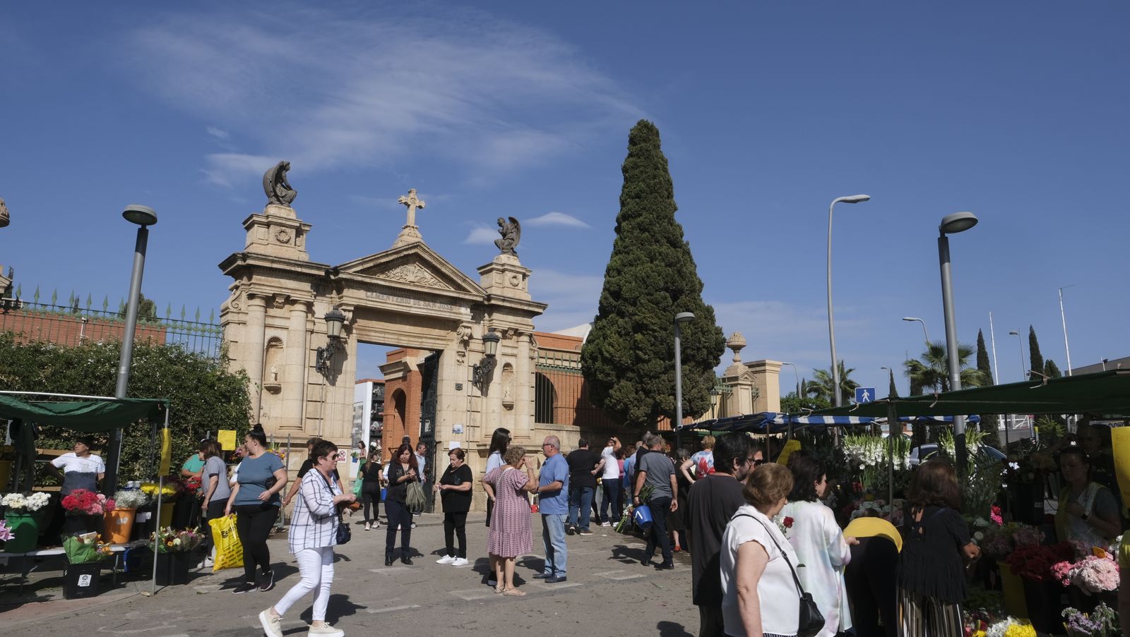 Imágenes del Día de Todos los Santos en el Cementerio de San José de Almería