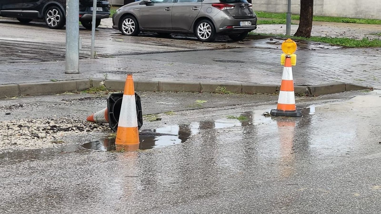 Socavones por la lluvia en la avenida de Espera.