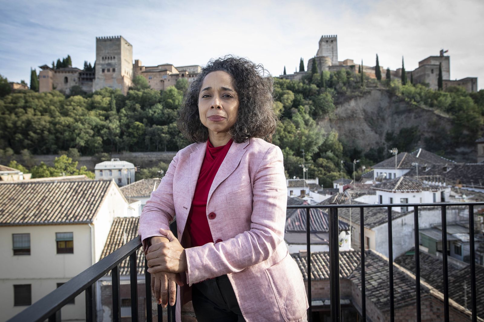 La embajadora de Estados Unidos en España, Julissa Reynoso, en una casa del bajo Albaicín con la Alhambra de fondo