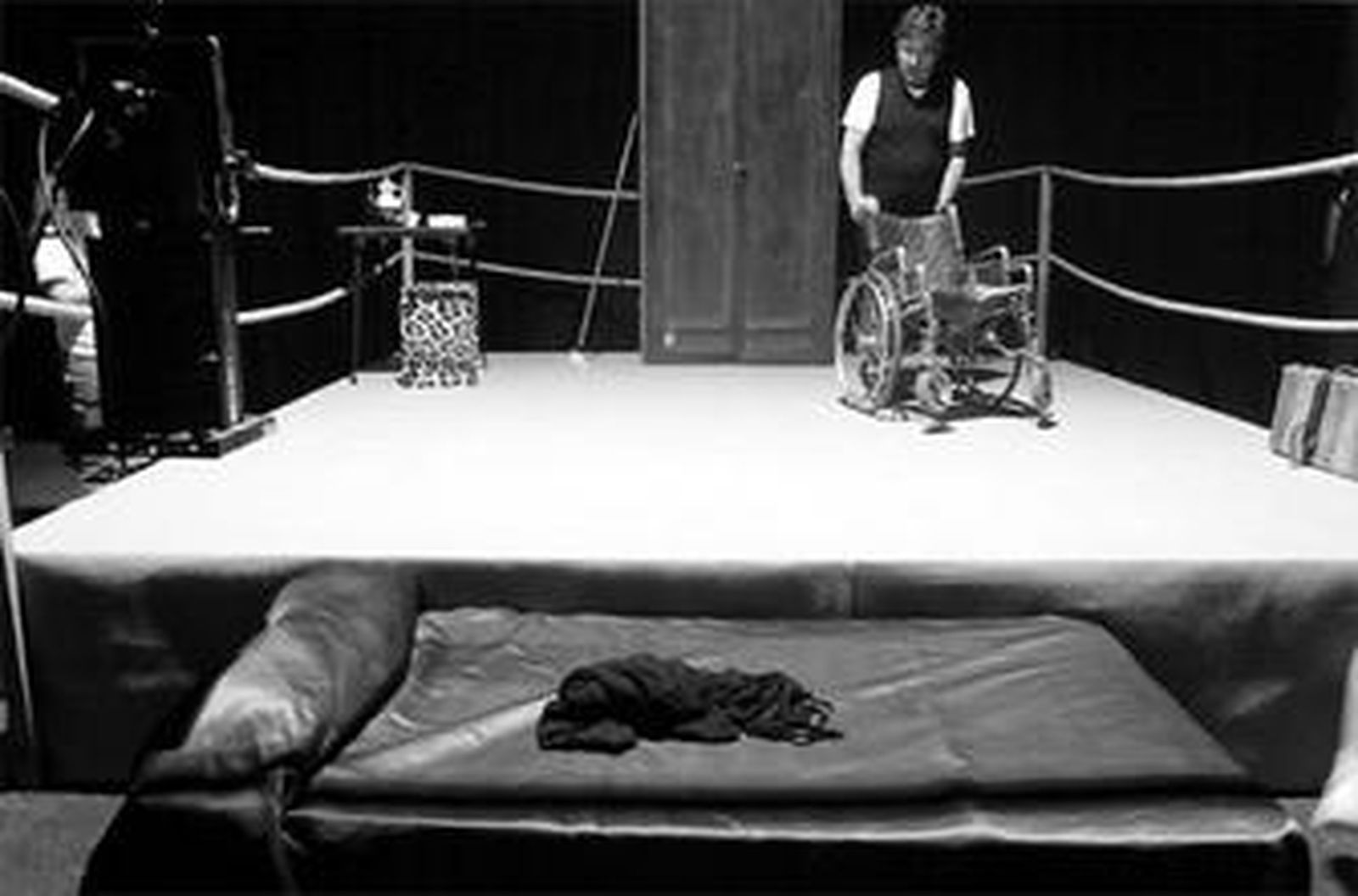 El director de la obra prepara el escenario en el ensayo realizado ayer en el Teatro Principal.