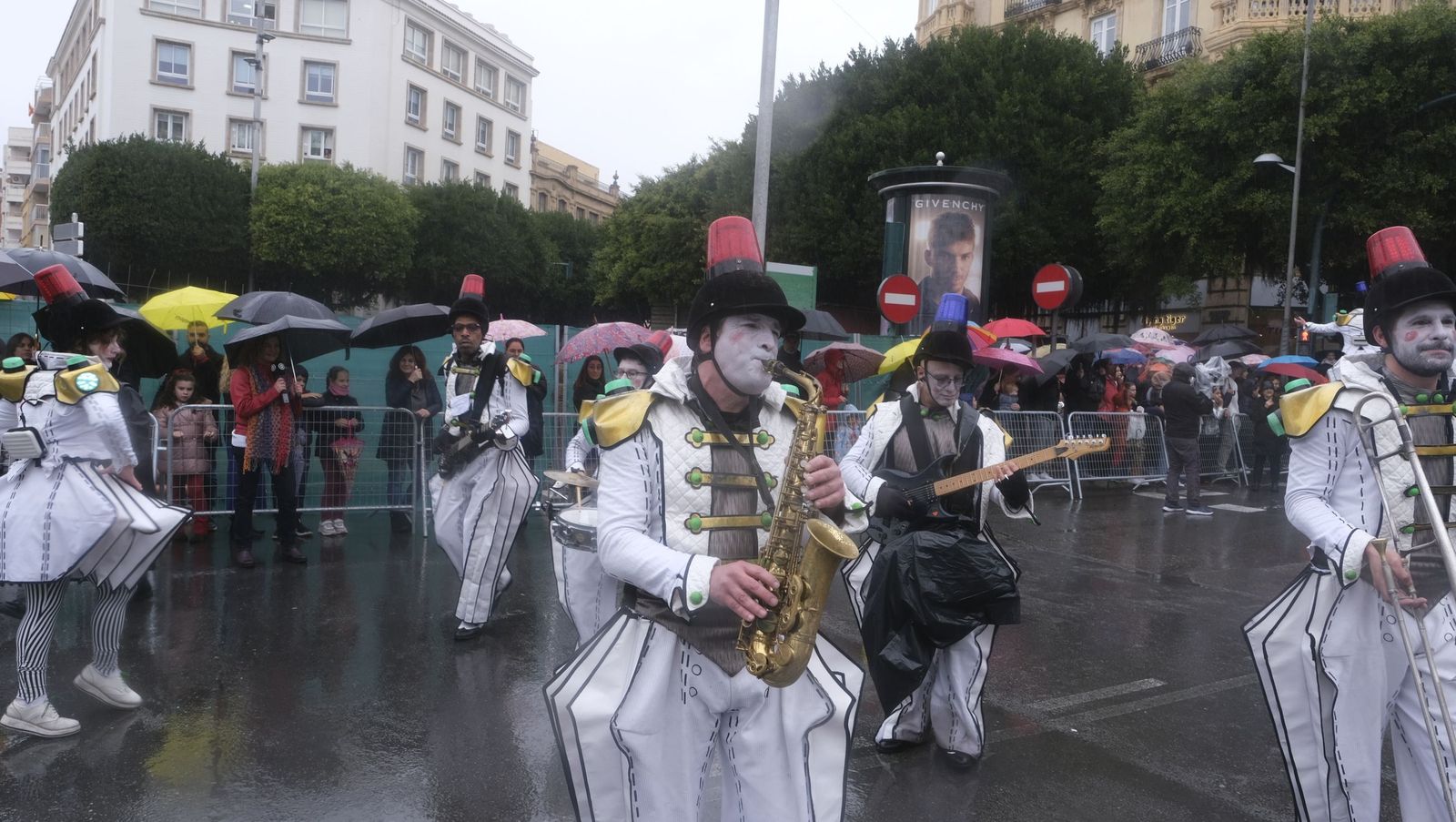 Fotografías de la cabalgata de los Reyes Magos pasada por agua en Almería