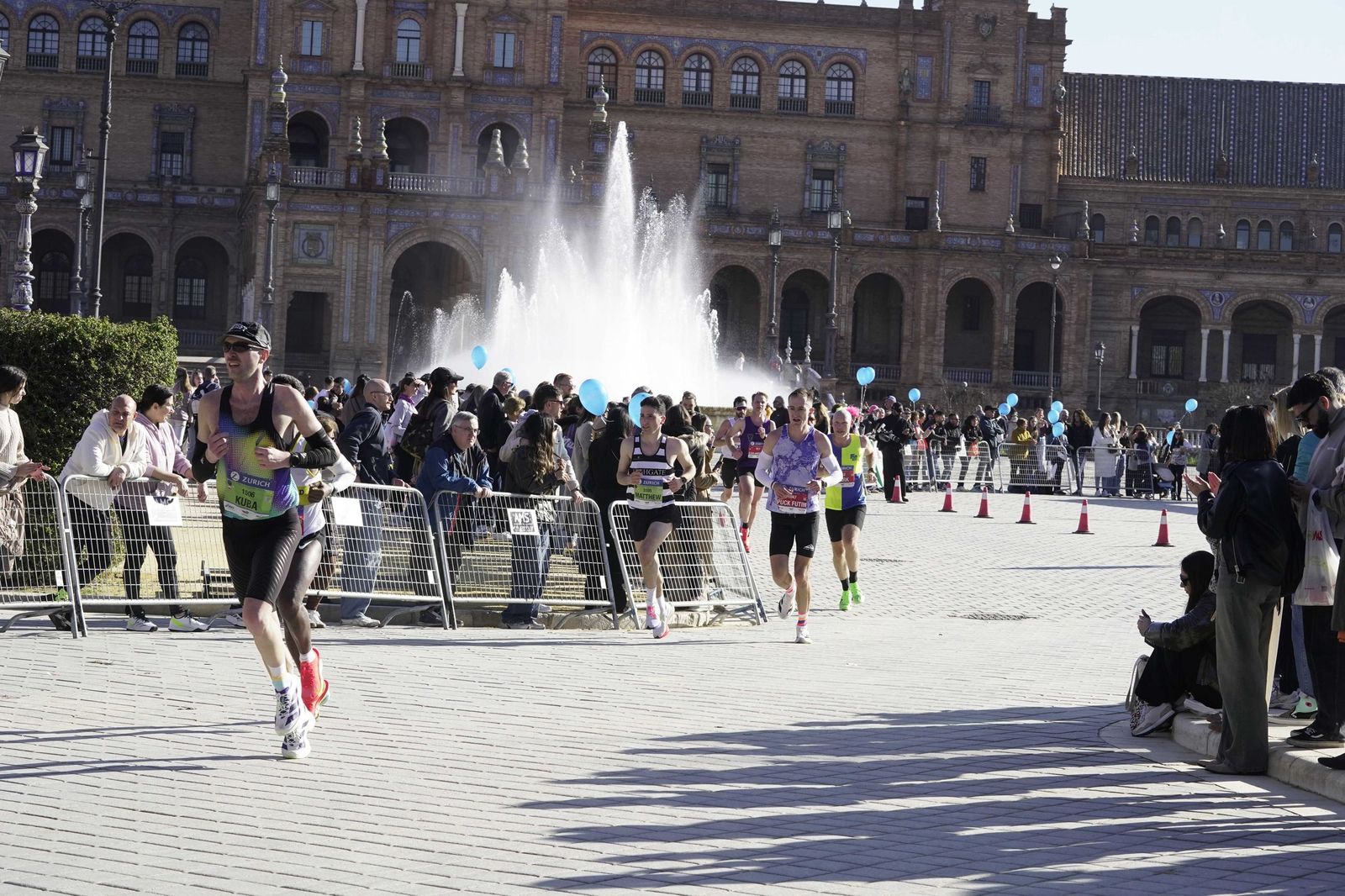 El Zúrich Maraton de Sevilla 2026 en la Plaza de España, galería 1