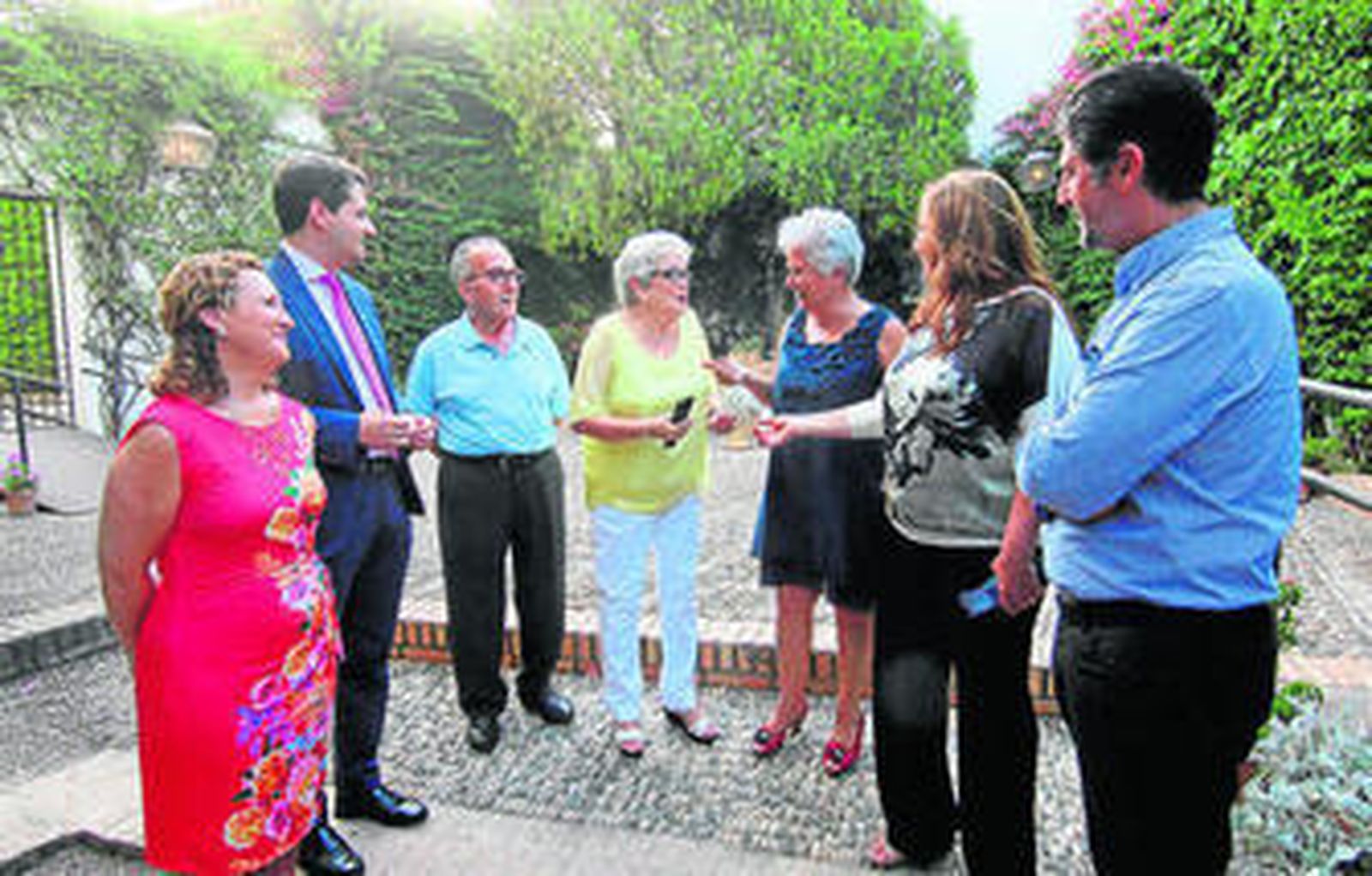 Ascensión Gómez conversa con Carmen Ariza, junto a representantes institucionales.