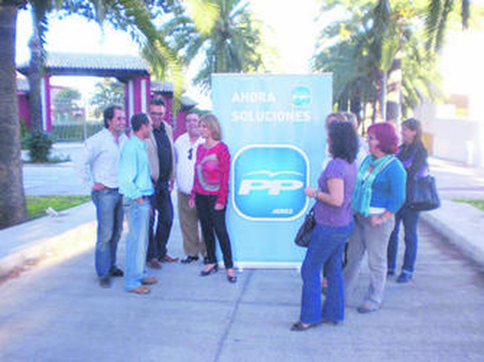 Pelayo y varios concejales del PP, ayer con vecinos de Parque Cartuja.