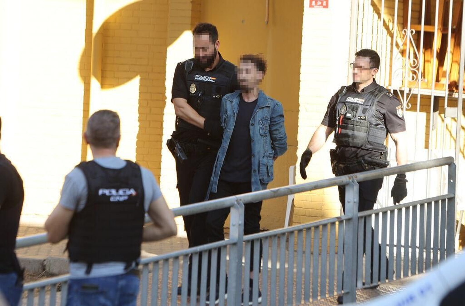 Crónica de la detención de un atrincherado con cuchillo en La Calesera