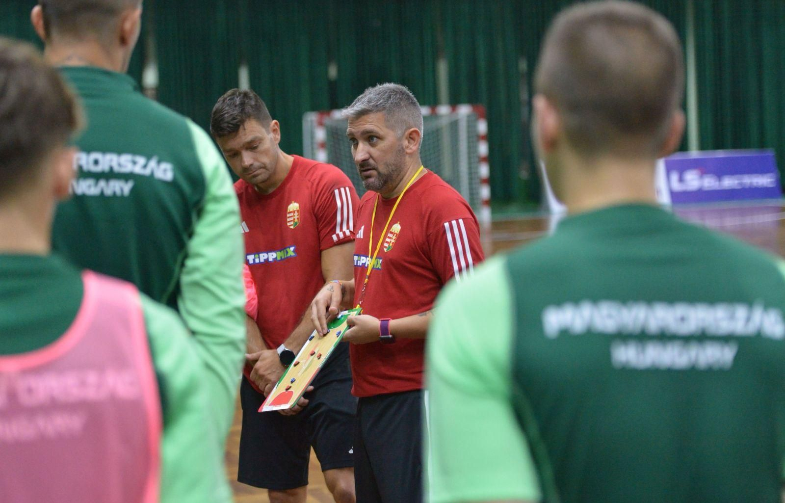 El técnico almeriense explica una jugada en su pizarra durante un entrenamiento con la selección húngara de fútbol sala.