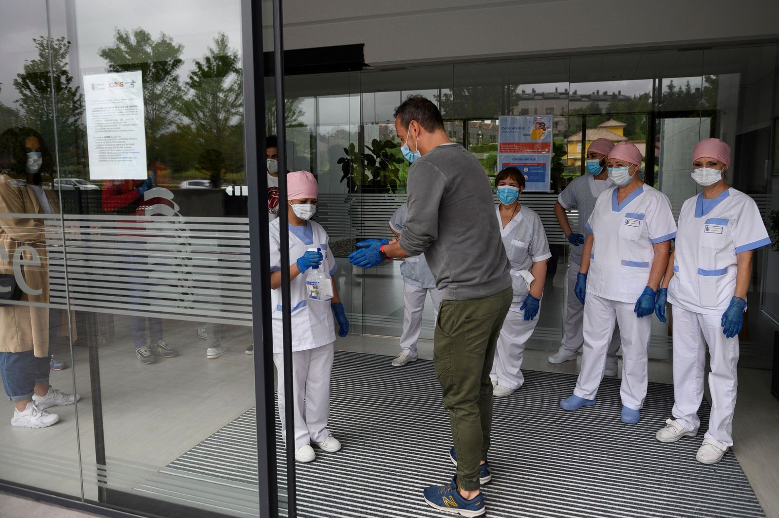 Trabajadores de una residencia de ancianos de Torrelavega desinfectándose este miércoles a su llegada.