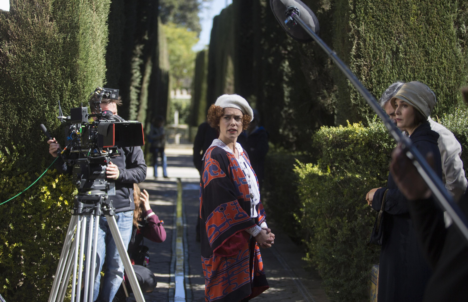 Patricia López Aranaiz rueda una secuencia junto a Celia Freijeiro en los jardines del Alcázar (Sevilla).