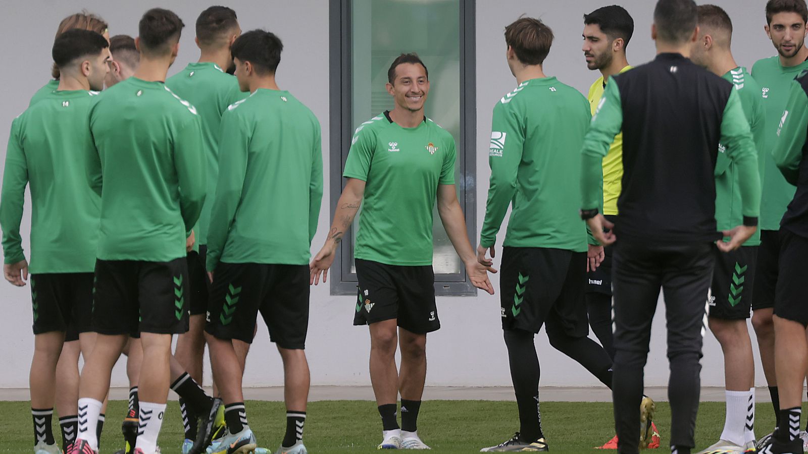 Guadado esrecibido con un pasillo por sus compañeros en su primer entrenamiento con el Betis tras el Mundial.