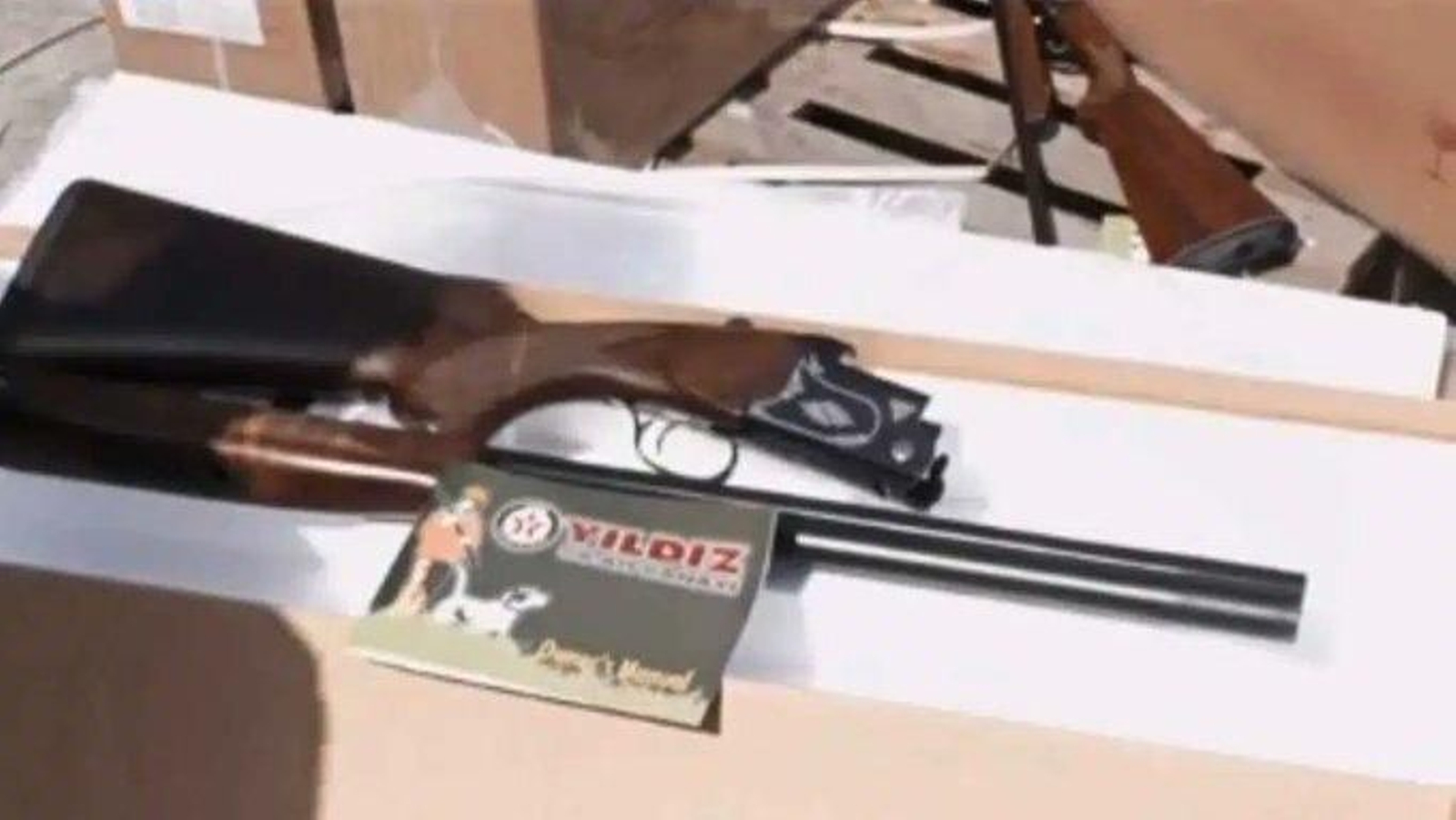 Una de las armas localizadas en el interior del contenedor.